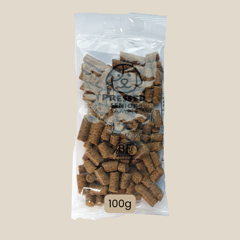 Muestra de croquetas prensadas (100 g) para perros mayores